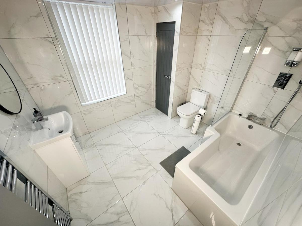 ליברפול Contractors Dream, 4 Bedroom 2 Bathroom מראה חיצוני תמונה